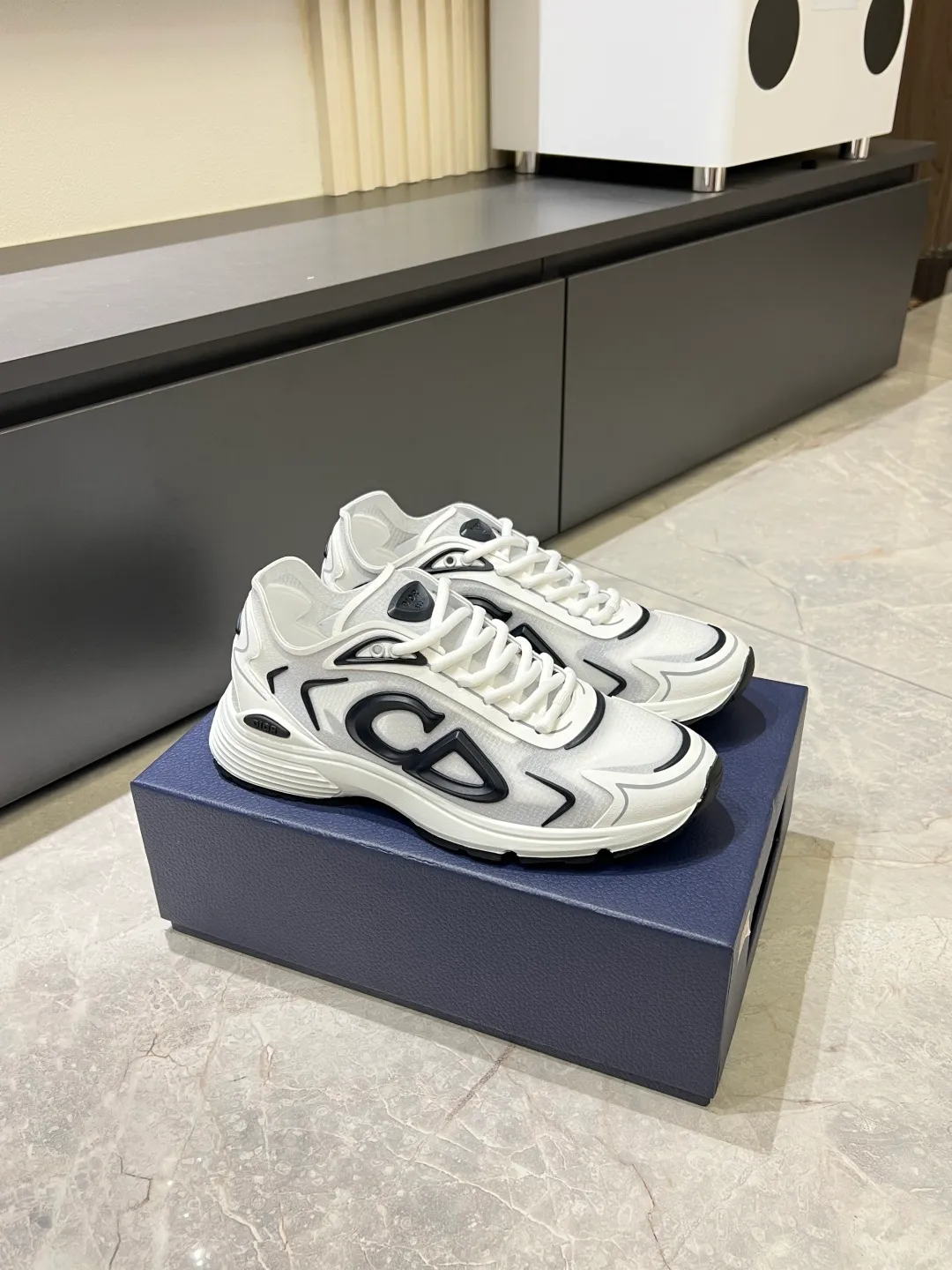 p500 Dior Dior's latest B30 Countdown sneaker. This B30 Countdown technical training shoe is new for spring 2026. Its sporty design perfectly combines fashion elements with technical performance. Its design is inspired by modern running. There are also Dior B30 and CD30 rubber logos on the tongue and back of the shoe. The sculpted sole that combines rubber and foam ensures flexibility and comfort. Various unique details also add to its color. Fabric technical fabric and technical mesh lining Industrial fabric and industrial mesh CD30 rubber logo on sides and rear Dior B30 rubber signature tongue Low-top style lace-up closure Ultra-lightweight rubber blend and brown foam sole Welded construction with gray detailing and Dior, CD30 and B30 logos Size: 38-44!